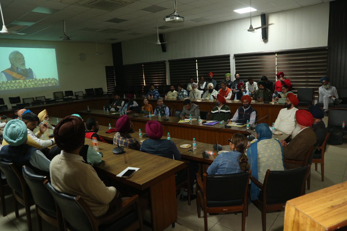 PAU_LDH's tweet image. ਬੀਤੇ ਦਿਨੀਂ ਪੀ.ਏ.ਯੂ. ਵਿਖੇ ਹੋਏ ਇਕ ਵਿਸ਼ੇਸ਼ ਸਮਾਰੋਹ ਦੌਰਾਨ ਪੀ ਐੱਮ ਕਿਸਾਨ ਸਨਮਾਨ ਨਿਧੀ ਯੋਜਨਾ ਦੀ 21ਵੀਂ ਕਿਸ਼ਤ ਜਾਰੀ ਕਰਨ ਦਾ ਆਨਲਾਈਨ ਪ੍ਰਦਰਸ਼ਨ ਹੋਇਆ| ਇਹ ਸਮਾਰੋਹ ਤਾਮਿਲਨਾਡੂ ਦੇ ਕੋਇੰਬਟੂਰ ਤੋਂ ਦੇਸ਼ ਦੀਆਂ ਖੇਤੀ ਯੂਨੀਵਰਸਿਟੀਆਂ ਅਤੇ ਕ੍ਰਿਸ਼ੀ ਵਿਗਿਆਨ ਕੇਂਦਰਾਂ ਵਿਚ ਸਿੱਧਾ ਪ੍ਰਸਾਰਿਤ ਕੀਤਾ ਗਿਆ|