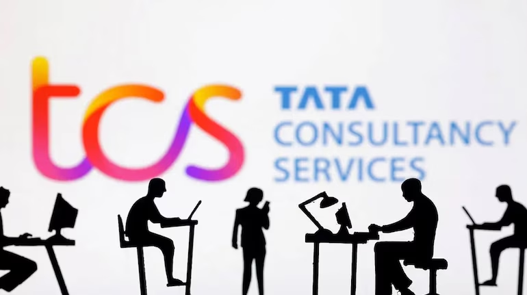 CNBCTV18Live's tweet photo. #JustIn | #TCS signs pact with TPG Terabyte Bidco to invest upto ₹18,000 Cr in arm #HyperVault over next few years for development of AI Data Centres https://t.co/JKs5Jq17zy