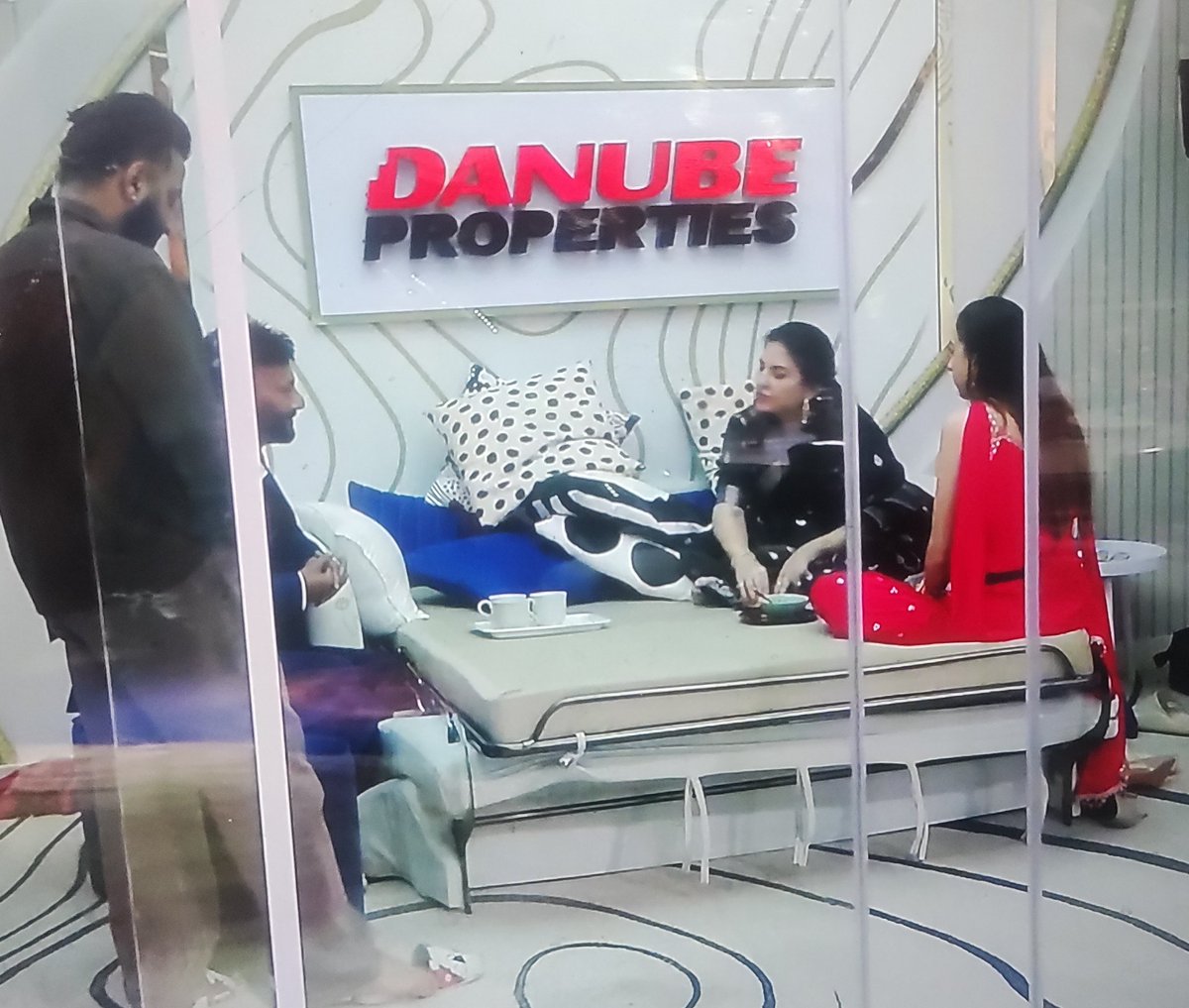 BBossLivefeed's tweet image. #Livefeed 
#Kunica to #SantokhSingh :- Aapko Farrhana ki "Chai" ☕ kaisi lagi.. 

#SantokhSingh :- Bura Bolunga toh ye aisi ki taisi kar degi 🤣🤣🤣
#BiggBoss19
