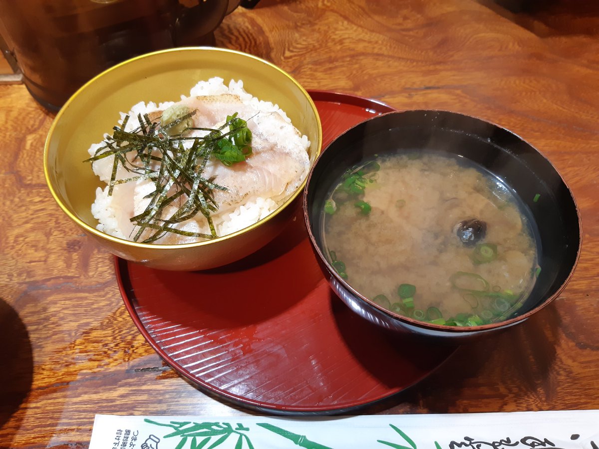 kasuji_g's tweet photo. のどぐろ丼としじみのお味噌汁絶品だった(⚫︎¯﹃¯⚫︎)
お蕎麦屋さんたくさんあるから、島根に住んでる人にオススメ聞いたら一択だって教えてくれたから行ったら本当にすごく美味しかった(* ˊᵕˋㅅ) 
現地で美味しいもの食べるのしあわせ https://t.co/ZXRg4Hsm6K