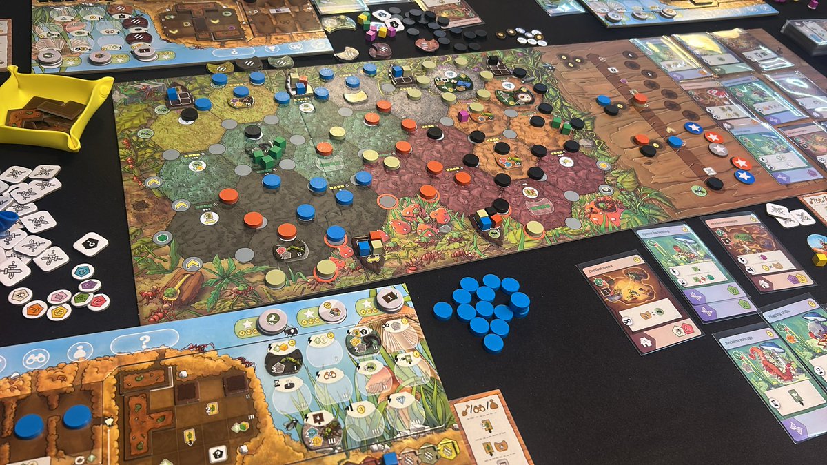 Que grata sorpresa ha sido Ants para mi. Después de no gustarme nada el Ratas era bastante reticente a comprarlo pero ahora me alegro. Aunque vaya a ser inevitable la comparación, salvo algún punto en común mecánicamente y el arte, son juegos muy diferentes. Recomemdadísimo👌🏼