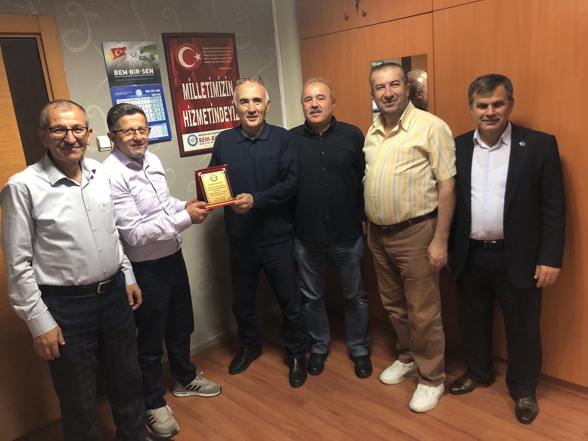 Önceki Genel  Müdür yardımımız Hayri HABERDAR 40 yıl <a href="/ietttr/">İETT</a>⁩ ‘ye hizmeti ve ⁦<a href="/Bem_Bir_Sen/">BEM-BİR-SEN</a>⁩  sendikamıza omuz ve güç katmasına müteakip yaş haddinden emekli olması vesilesi ile  hizmet odamızda  misafir ettik Değerli Abimize sağlık sıhhat ve afiyetle huzurlu ömür dileriz