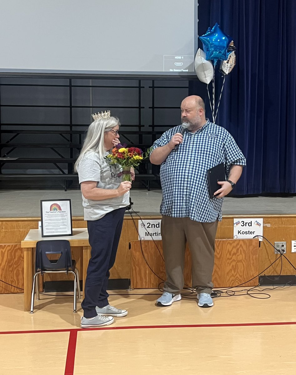 ShawneePublic's tweet image. Celebrating Sequoyah Elementary’s Teacher of the Year! 🥁🥁 

Congratulations to Ms. Julie Fields, 1st Grade! 💙✏️ Ms. Fields brings energy, kindness, and incredible dedication to her classroom each day.

#ShawneeStrong #GoWolves