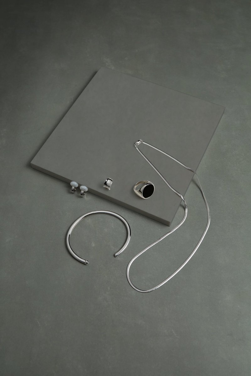 錦戸亮ビジュアル着用ジュエリーを
セットでお届けする
Noir Metal Set｜Metal Line/SV925

Metal Lineでコーディネートされた
顔回り、手元を華やかに魅せる
豪華でお得なSilver925素材の
スペシャルな5点セットです。

先行期間限定のセットを購入できるのは
11/20(木)23:59まで。