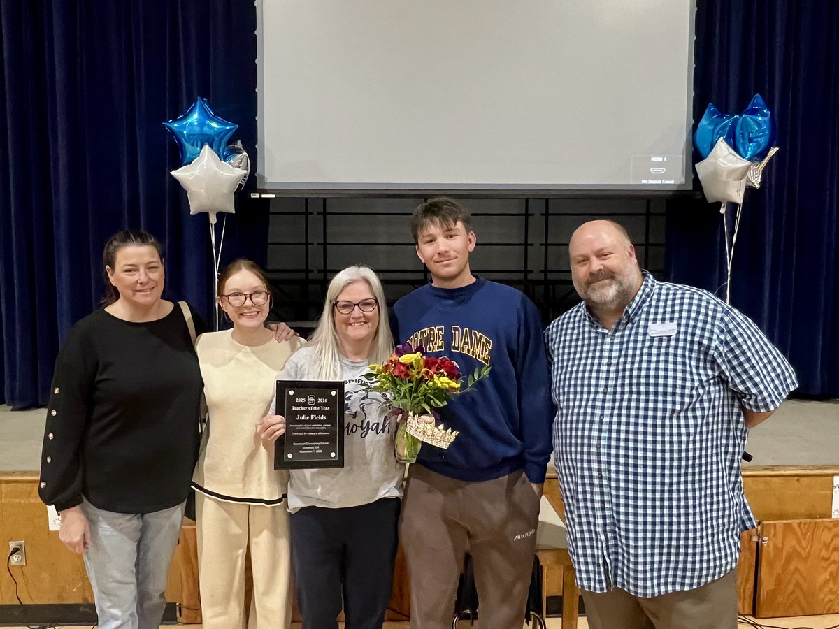ShawneePublic's tweet image. Celebrating Sequoyah Elementary’s Teacher of the Year! 🥁🥁 

Congratulations to Ms. Julie Fields, 1st Grade! 💙✏️ Ms. Fields brings energy, kindness, and incredible dedication to her classroom each day.

#ShawneeStrong #GoWolves