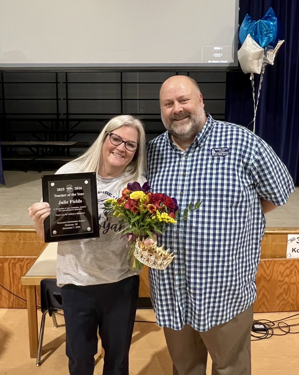 ShawneePublic's tweet image. Celebrating Sequoyah Elementary’s Teacher of the Year! 🥁🥁 

Congratulations to Ms. Julie Fields, 1st Grade! 💙✏️ Ms. Fields brings energy, kindness, and incredible dedication to her classroom each day.

#ShawneeStrong #GoWolves