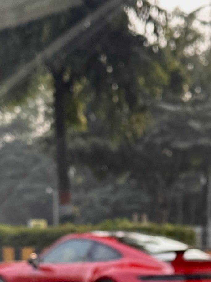 Car spotting.
The sloping roofline. The silhouette. The asphalt-hugging stance. Sometimes beauty reveals itself in magical ways.