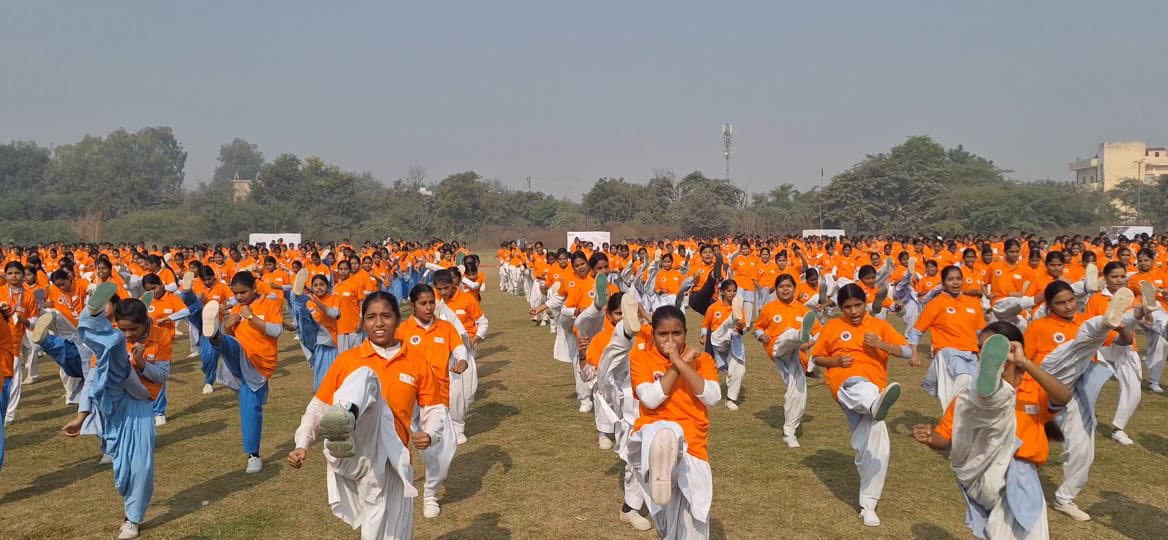 ShivangiSpeaks's tweet image. स्त्री शक्ति दिवस पर ABVP गुरुग्राम ने मिशन साहसी के तहत भव्य आत्मरक्षा प्रदर्शन आयोजित किया।
25 स्कूलों की 2500 बेटियों को आत्मरक्षा प्रशिक्षण देकर उन्हें अधिक सशक्त और आत्मविश्वासी बनाया गयाl 
Mission Sahasi - बेटियों की सुरक्षा ही नहीं, उनकी शक्ति का उत्सव भी है! 💪