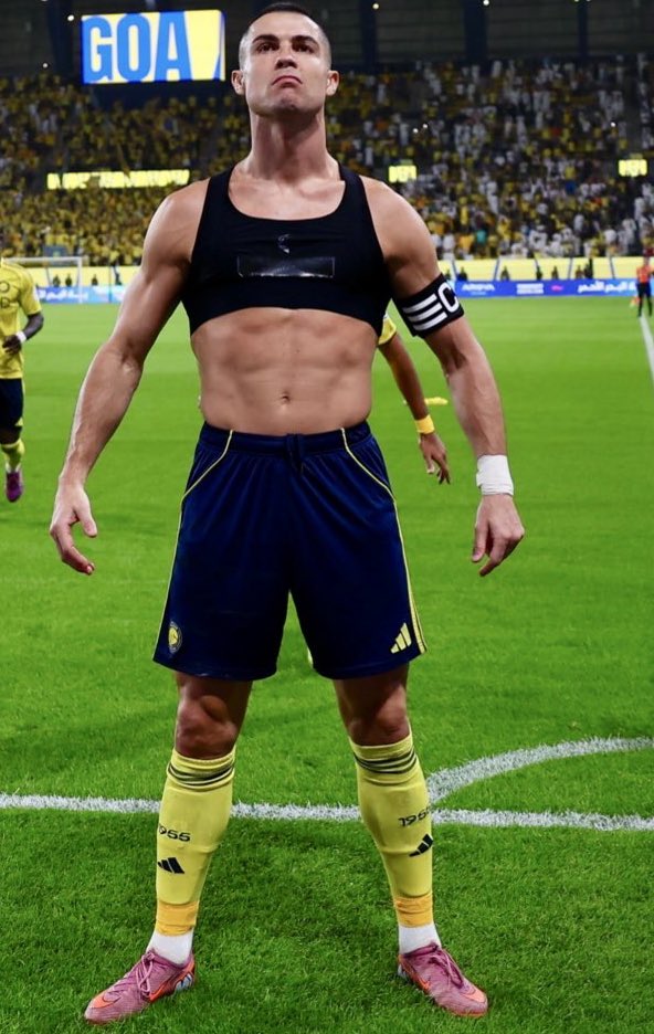 الأسطورة الي جعل 100 مليون يعشق كورة القدم 
كانت ان تنتهي مسيرة كورة القدم في عام 2009 الا ان ظهر نجم عالمي كالقمر 
وبدء المسلسل التاريخي مع الاعب ليونيل ميسي 
كورة القدم كادت ان ترحل و تصبح من الماضي 
ولكن ظهور الأسطورة التاريخي :
كريستانو رونالدو  اضاء نور في كورة القدم .💛