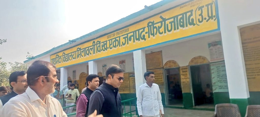 dm_firozabad's tweet image. जिलाधिकारी @RameshRanjanIAS ने मुख्य विकास अधिकारी के साथ प्राथमिक विद्यालय मिलावली, विकासखंड एका का निरीक्षण कर छात्र-छात्राओं के ज्ञान का आकलन किया तथा उपस्थित अध्यापकों को आवश्यक दिशा-निर्देश दिए। @CMOfficeUP @UPGovt @ChiefSecyUP @InfoDeptUP