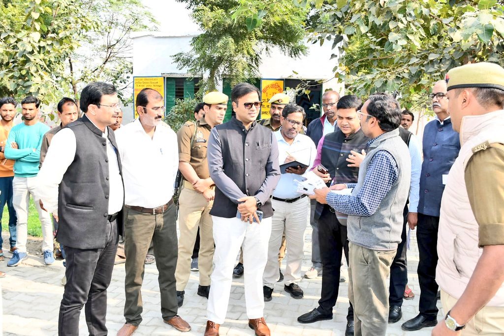 dm_firozabad's tweet image. जिलाधिकारी @RameshRanjanIAS ने मुख्य विकास अधिकारी के साथ प्राथमिक विद्यालय मिलावली, विकासखंड एका का निरीक्षण कर छात्र-छात्राओं के ज्ञान का आकलन किया तथा उपस्थित अध्यापकों को आवश्यक दिशा-निर्देश दिए। @CMOfficeUP @UPGovt @ChiefSecyUP @InfoDeptUP