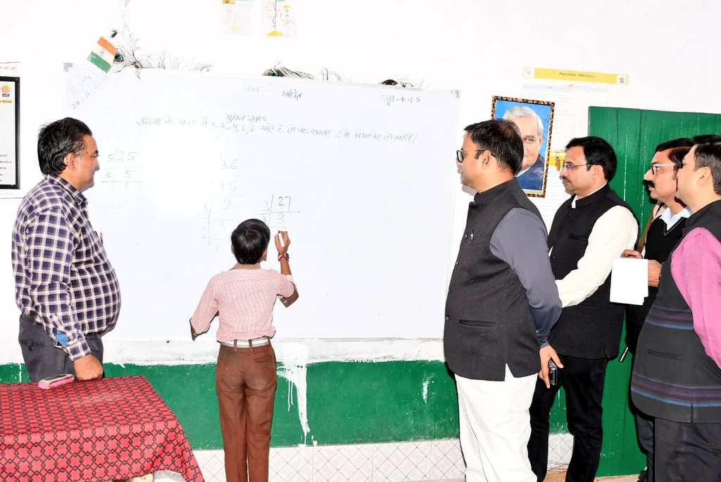 dm_firozabad's tweet image. जिलाधिकारी @RameshRanjanIAS ने मुख्य विकास अधिकारी के साथ प्राथमिक विद्यालय मिलावली, विकासखंड एका का निरीक्षण कर छात्र-छात्राओं के ज्ञान का आकलन किया तथा उपस्थित अध्यापकों को आवश्यक दिशा-निर्देश दिए। @CMOfficeUP @UPGovt @ChiefSecyUP @InfoDeptUP