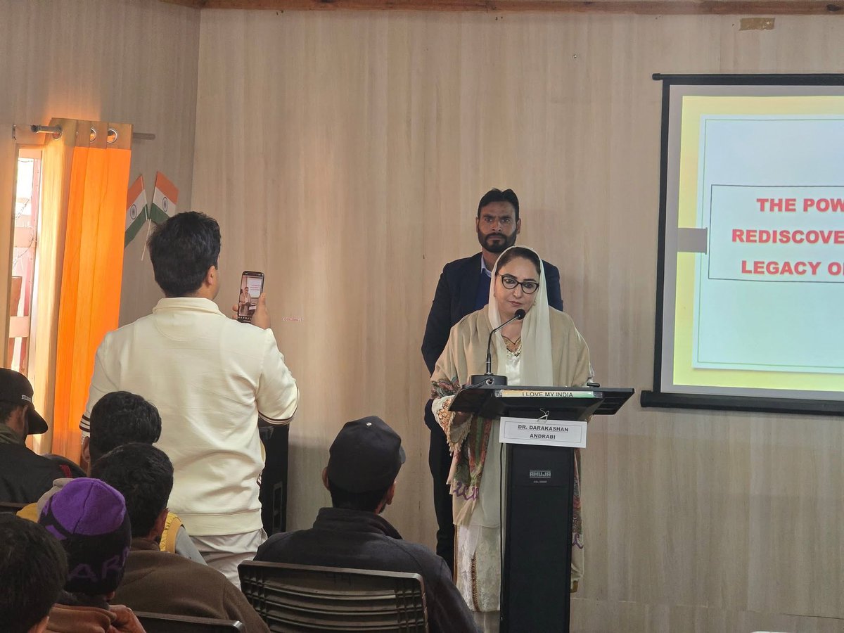 arshadbhat_'s tweet photo. Today We accompanied the Minister of State, J&amp;K Waqf Board, @drdarakhshan Sahiba , who attended the Sahi Rasta Workshop as the Chief Guest at Goodwill School, Balpora, Shopian. https://t.co/V8jsro6uwG