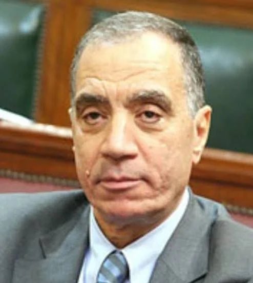 بين فاروق العقدة ويحى ابو الفتوح:
الفارق بين المصرفي الأهلاوي العظيم فاروق العقدة وبين نائب رئيس البنك الاهلي يحى ابو الفتوح، الكاره للنادي الاهلي والمتطاول على جماهيره كبير، وبعدما وصف ابو الفتوح ملايين المصريين بأنهم نتاج "تعليم بايظ"، وجدت نفسي أقارن بين قيمة تُجسّد الأخلاق