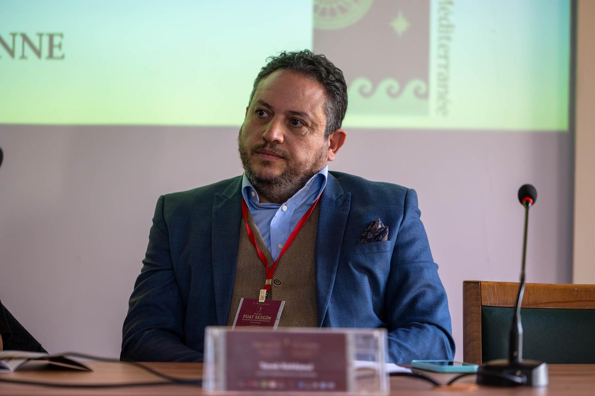 fsibtas's tweet photo. Özel Oturum, Aziz Sancar Salonu’nda Prof. Dr. Pınar Emiralioğlu başkanlığında gerçekleştirilmiştir. Oturumda Dominique Valerian, Maghreb bölgesindeki liman ağlarını (12–15. yüzyıllar) ele alırken; Tarek Kahlaoui ise Osmanlıların Akdeniz’i yeniden nasıl haritalandırdığını konu alan sunumuyla oturuma önemli katkılar sunmuştur. Bilim tarihine farklı coğrafi ve tematik perspektiflerden ışık tutan bu özel oturum için tüm konuşmacılarımıza ve katılımcılara teşekkür ederiz.

The Special Session was held in the Aziz Sancar Hall, chaired by Prof. Dr. Pınar Emiralioğlu. In this session, Dominique Valerian discussed port networks in the Maghreb (12th–15th centuries), while Tarek Kahlaoui contributed with his presentation on how the Ottomans re-mapped the Mediterranean. We extend our thanks to all speakers and participants for this special session, which illuminated the history of science from diverse geographical and thematic perspectives.