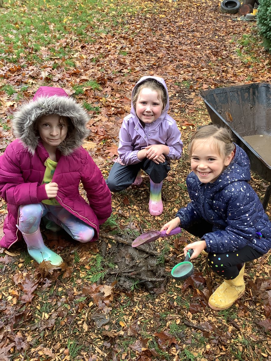 CranfordParkCE's tweet image. Linked to their topic about habitats, #Year2 learnt about different animal homes and their names. They created a squirrel&apos;s home called a drey, a beaver&apos;s home called a lodge, a mole&apos;s home called a burrow, and a nest for a hedgehog.

#forestschool #scienceisfun🔬