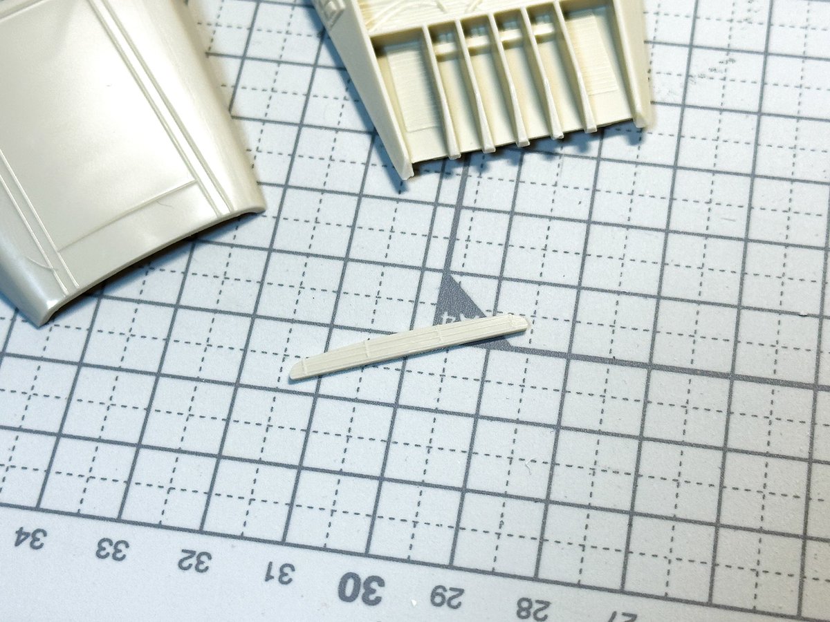 Ani_Kuzunishi's tweet image. お馴染みのバリ取り。これまでと比べれば比較的マシな感じ。クチバシ先端は別パーツになってるけど彫りが浅いので作り直し確定。コクピットシールドはキットのクリアパーツを使用。省略されているフレームは後で追加する予定。
#mpc #ShuttleTydirium #StarWars