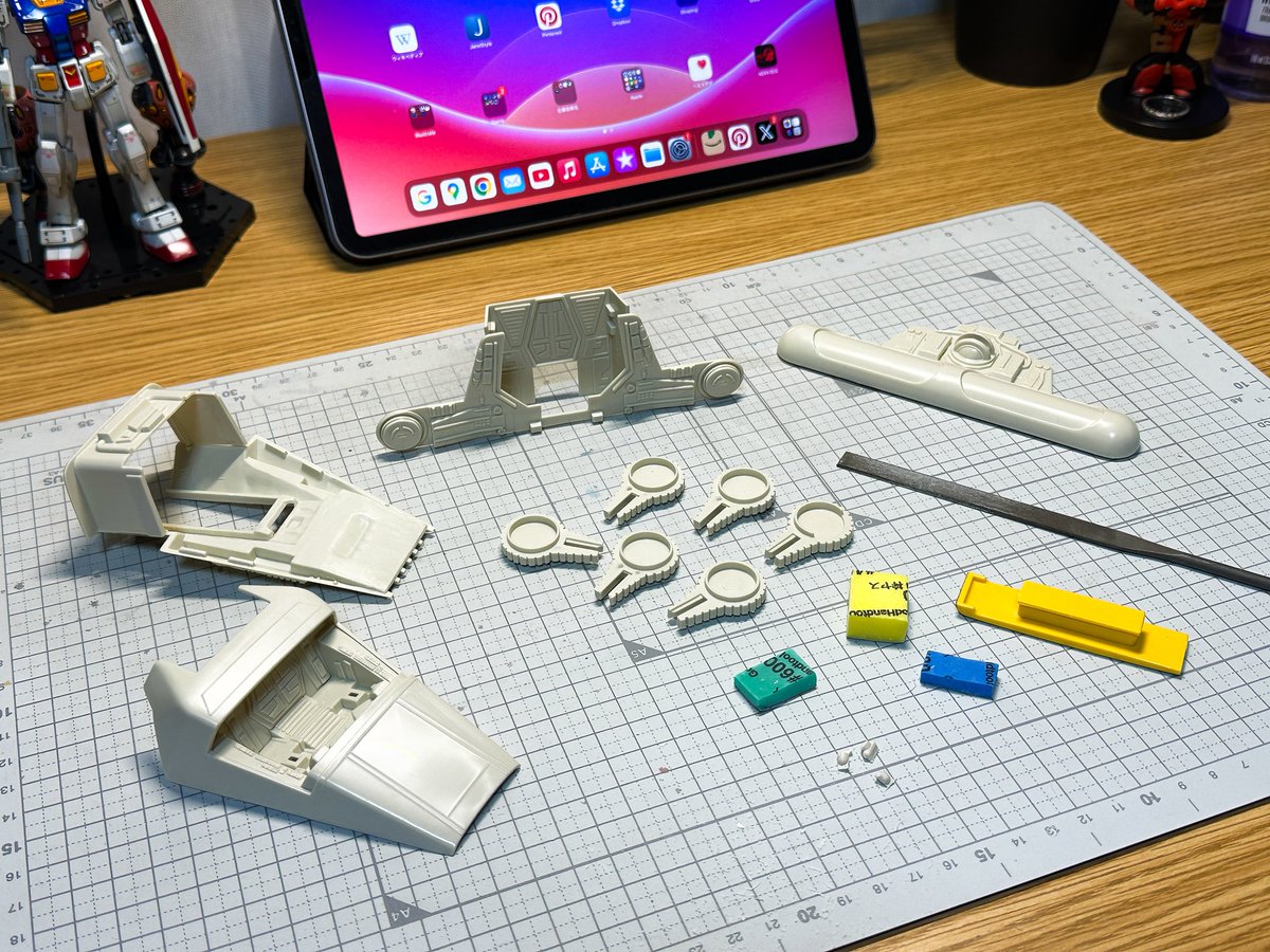 Ani_Kuzunishi's tweet image. お馴染みのバリ取り。これまでと比べれば比較的マシな感じ。クチバシ先端は別パーツになってるけど彫りが浅いので作り直し確定。コクピットシールドはキットのクリアパーツを使用。省略されているフレームは後で追加する予定。
#mpc #ShuttleTydirium #StarWars