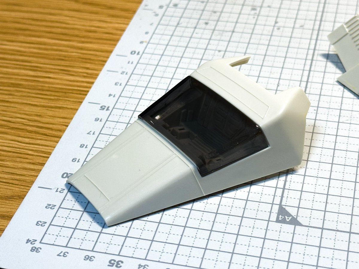 Ani_Kuzunishi's tweet image. お馴染みのバリ取り。これまでと比べれば比較的マシな感じ。クチバシ先端は別パーツになってるけど彫りが浅いので作り直し確定。コクピットシールドはキットのクリアパーツを使用。省略されているフレームは後で追加する予定。
#mpc #ShuttleTydirium #StarWars