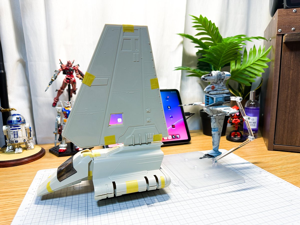 Ani_Kuzunishi's tweet image. お馴染みのバリ取り。これまでと比べれば比較的マシな感じ。クチバシ先端は別パーツになってるけど彫りが浅いので作り直し確定。コクピットシールドはキットのクリアパーツを使用。省略されているフレームは後で追加する予定。
#mpc #ShuttleTydirium #StarWars