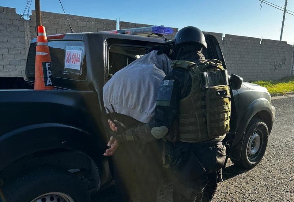 DiarioPuntal's tweet image. 🔴 #Alberdi: en julio fue #preso por #abusar de la #hija y ahora por vender #cocaína

▶️ A los dos meses salió de la #cárcel. El hombre (33) tenía un kiosco de venta de #drogas, frente a la cancha de fútbol de la principal institución del barrio. 

🌐 puntal.com.ar