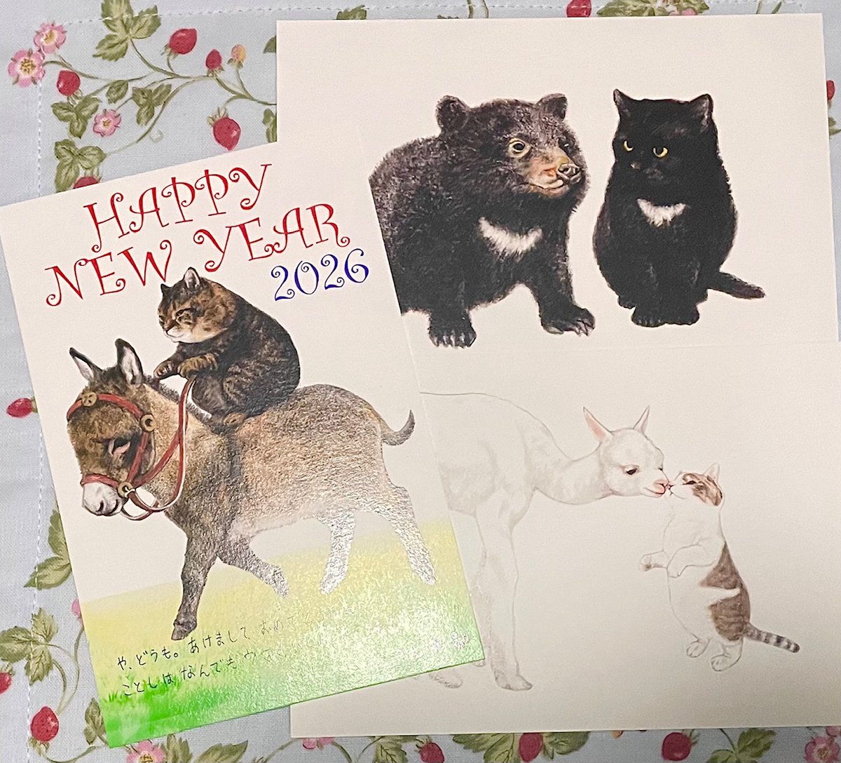 tsushimacat's tweet photo. や、どうも。
キャッツミャウブクス限定のカレンダ、袋づめをしているよ。
1500円（税ぬき）ポストカード3まいつきでキャツさん通販でうけつけしてます。
https://t.co/w8D7nb1vUD
27にちからキャツさんのお店で、23にちは文学フリマ東京41のキャツさんの場所でもうります
よろしくおねがいしますよ。 https://t.co/RUdGdhgAG5