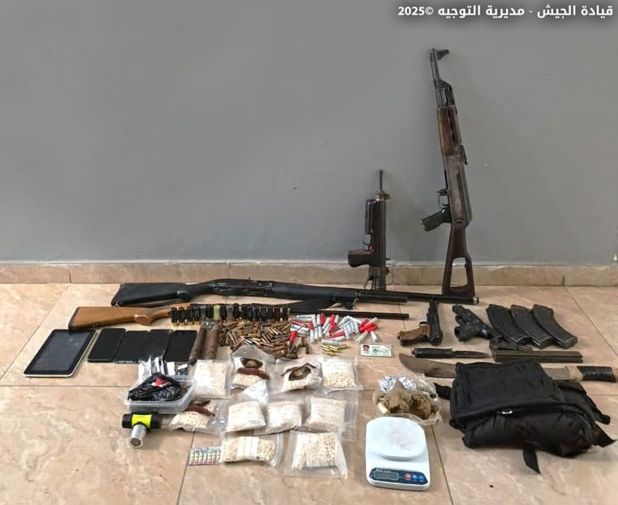 LebarmyOfficial's tweet image. تواصل وحدات الجيش ملاحقة المطلوبين ومروجي المخدرات والمخلين بالأمن في مختلف المناطق اللبنانية، وفي هذا السياق أوقفت دورية من مديرية المخابرات في منطقة تل عباس – عكار، المواطن (ف.م.) لترويجه المخدرات. وضبطت في حوزته كمية كبيرة منها بالإضافة إلى ذخائر حربية.
كما أوقفت وحدة من الجيش…