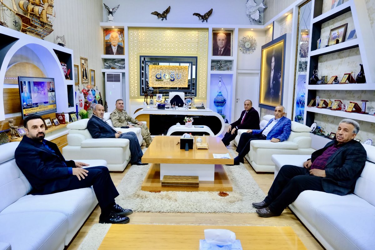 zahirkandas's tweet image. Van İl Jandarma Komutanı Tuğgeneral Sayın Mücahit Avkıran, iş yerimizi ziyaret etti.
Kendisiyle, 1994 yılında Van Edremit ilçesinde görev yaptığı dönemden bu yana süregelen dostane tanışıklığımızı yeniden tazeleme fırsatı bulduk.

Bu anlamlı ziyaretlerinden dolayı kıymetli…