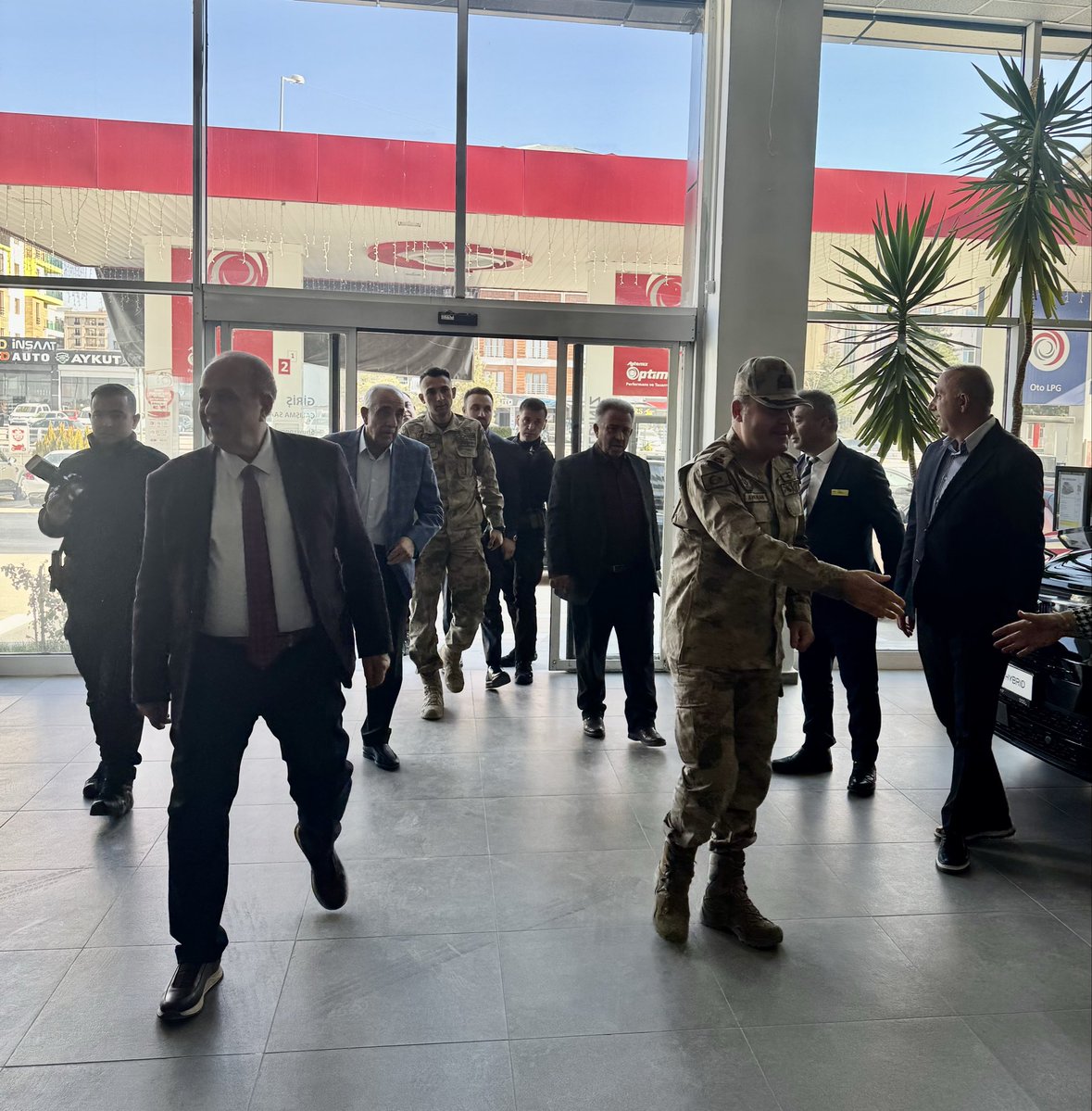 zahirkandas's tweet image. Van İl Jandarma Komutanı Tuğgeneral Sayın Mücahit Avkıran, iş yerimizi ziyaret etti.
Kendisiyle, 1994 yılında Van Edremit ilçesinde görev yaptığı dönemden bu yana süregelen dostane tanışıklığımızı yeniden tazeleme fırsatı bulduk.

Bu anlamlı ziyaretlerinden dolayı kıymetli…