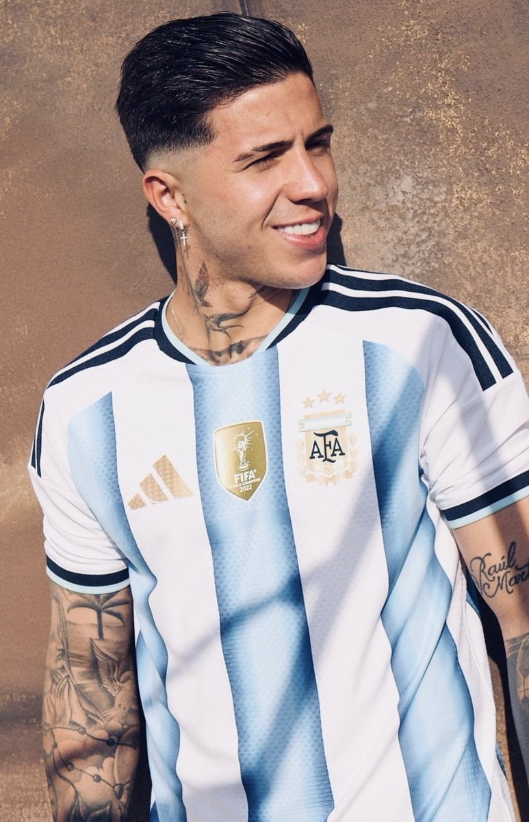 otbmrtnz's tweet image. lo que son estos dos con la camiseta 😮‍💨 medio que no se ve tan espantosa