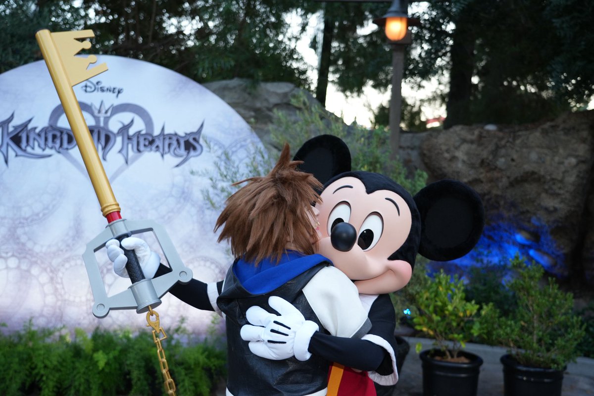 mickey45yk's tweet photo. グリマナー悪いせいでアナハイムのキャストさんで日本人嫌いな人増えたって言ってる方いるけど、きっとみんなが皆んなじゃないよ！
わたしが会ったキャストさんはみーーんな「日本人だって」伝えたらフレンドリーにしてくれたしこんなに素敵なお写真も沢山撮ってくれたよ！ https://t.co/Nhy4XMz6Em