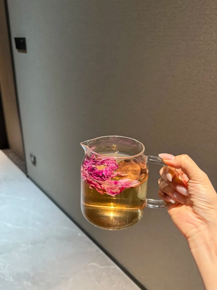 The warm aroma from this tea is filling the whole space with comfort ✨