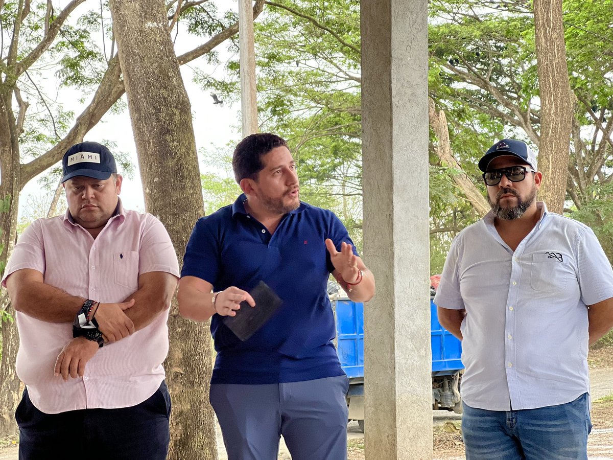 mundoverdem's tweet photo. Visita y socialización con representantes de los recintos Bella Trinidad, los Cedrales y Barro Colorado sobre la construcción del nuevo cubeto en el relleno sanitario de la zona norte, ubicado en Mocache. 

#SeguimosTrabajando #Mancomunidad #MundoVerde #Mocache #LosRios https://t.co/U9tZIcr4HF