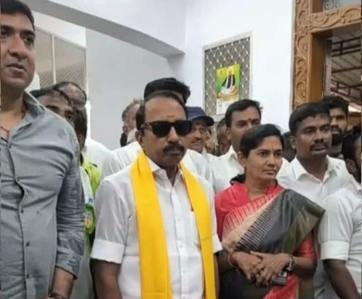 MahieeMahesh's tweet image. கலைஞர் கருணாநிதி மறையவில்லை
 இன்னும் வாழ்கிறார்.....
செங்கோட்டையன் உருவத்தில் 🤣