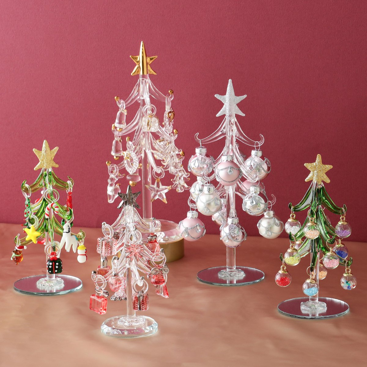 ガラスの煌めきに心躍るガラスツリーです🎄 繊細なガラス細工と