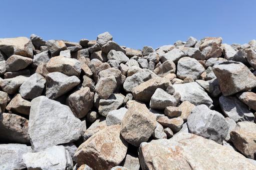 _596_'s tweet image. そうそう徒然書くけど。最近、感慨深い物が、
世界中で良く見つかっていてね。

「プラスチックが“石”になった」って話。

なんかSFホラーの導入みたいだけど。
これ、実際に起きてる。

名前は プラスチグロマレート（Plastiglomerate）

溶けたプラスチックが、…