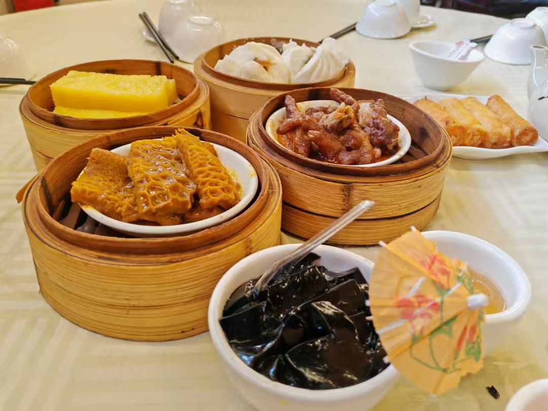 Le thé matinal cantonnais (Yum Cha) est un rituel social où l'on déguste du thé et des dimsum variés (raviolis, brioches) dans une ambiance conviviale.#ChinaTravel #Foodie