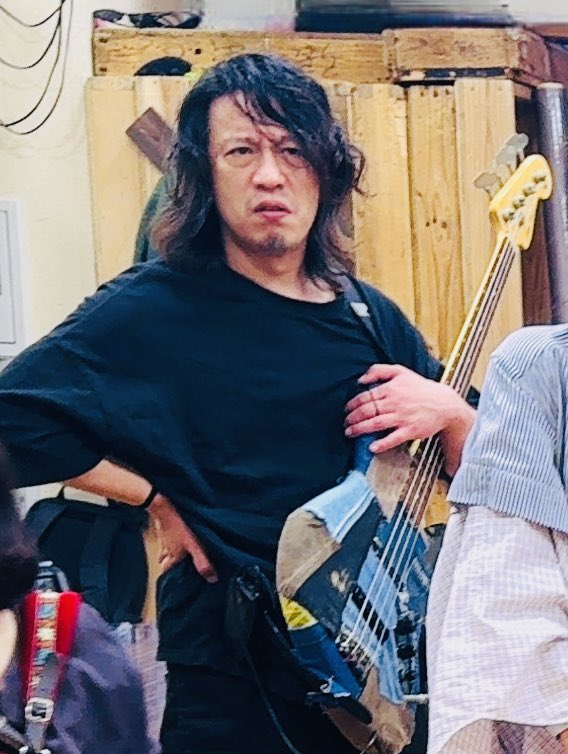 t_echo_'s tweet image. #11ぴきのネコ
続・出演者紹介✨

【逆恨みの にゃん七】

▶︎松澤太陽

「ワーニャ伯父さん」「もやしの唄」に出演。
ノリが良さそうでいて実は繊細…という役どころを得意とする松澤。

今回はベースが相棒⁉️ベースを手放すと途端に不安になるのだそう。
不思議なネコです。

旅立ちまで🐈あと9日🐈‍⬛