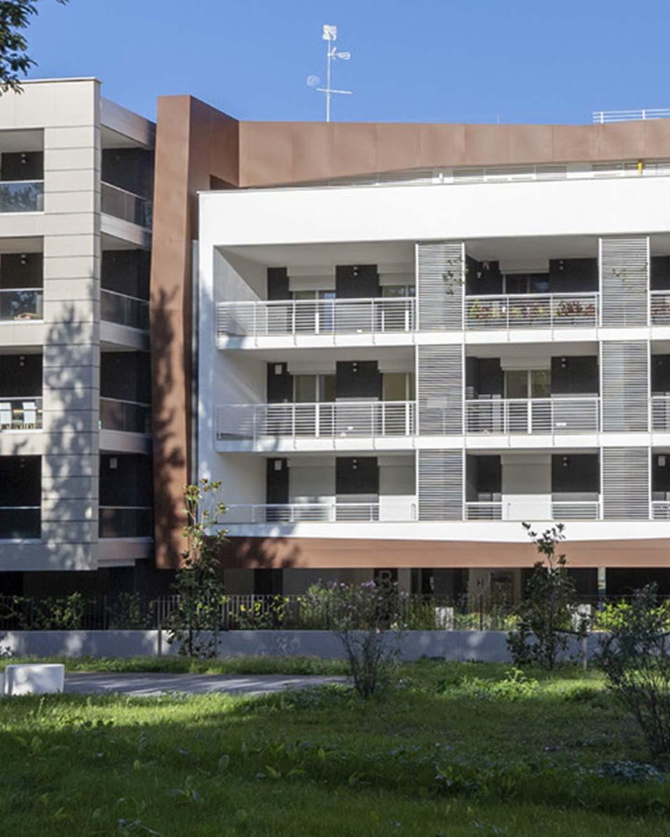 bioedilprogetti's tweet image. Il progetto di Via Salvatore Quasimodo è nato dal dialogo con il contesto: un edificio residenziale con uffici al piano terra che valorizza forma, altimetrie e verde esistente. Un linguaggio #architettonico dinamico che unisce #funzionalità e qualità progettuale.
