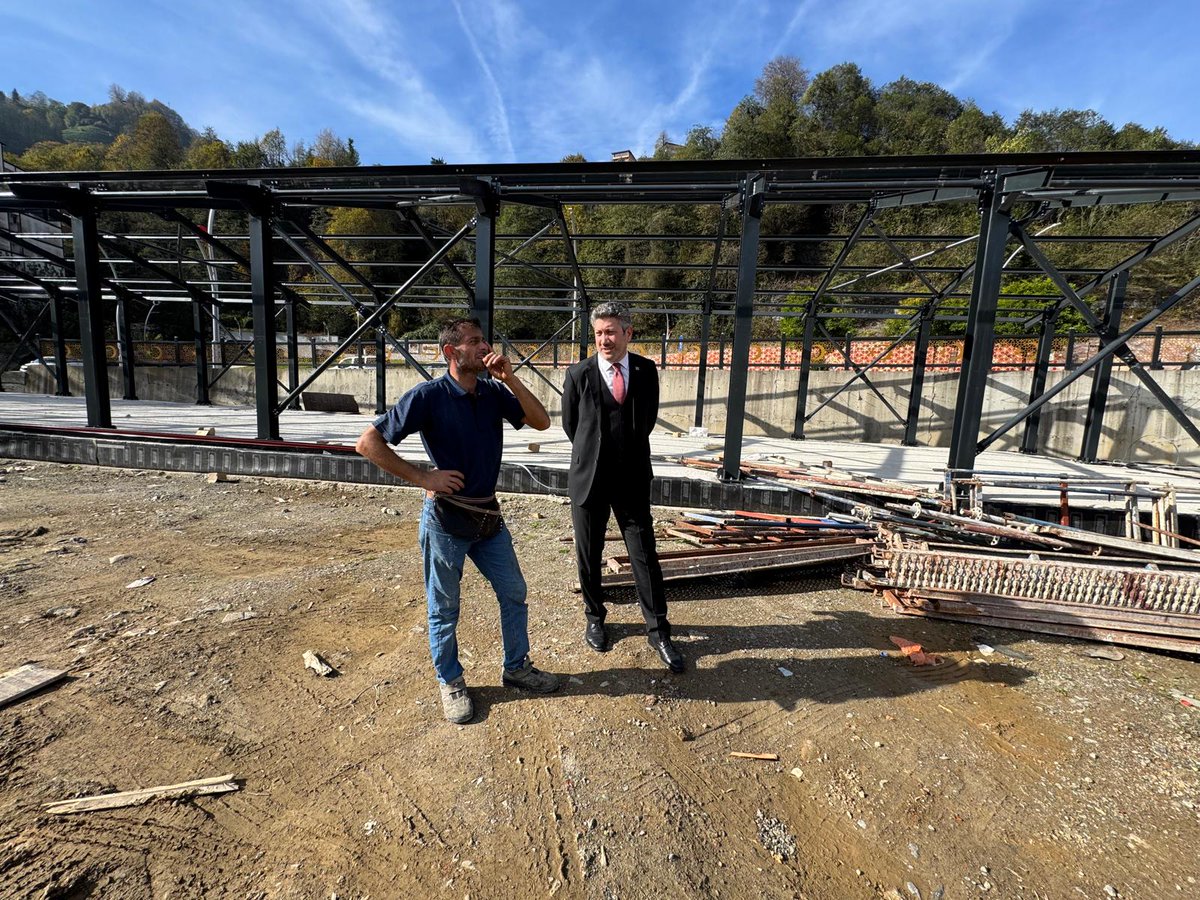 Merkez Mahallesi Yusuf Hoca Caddesinde uygulayacağımız kentsel dönüşüm projesinde, esnafımızın mağdur olmaması için yapılan geçici dükkanların inşaat çalışmalarını yerinde inceledik.