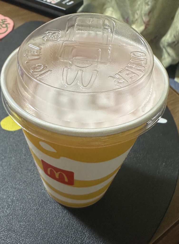 おなかへった 🎬観た帰りにお腹すいたな〜ってⓂ️寄ってシェイク買ったら…ストロー