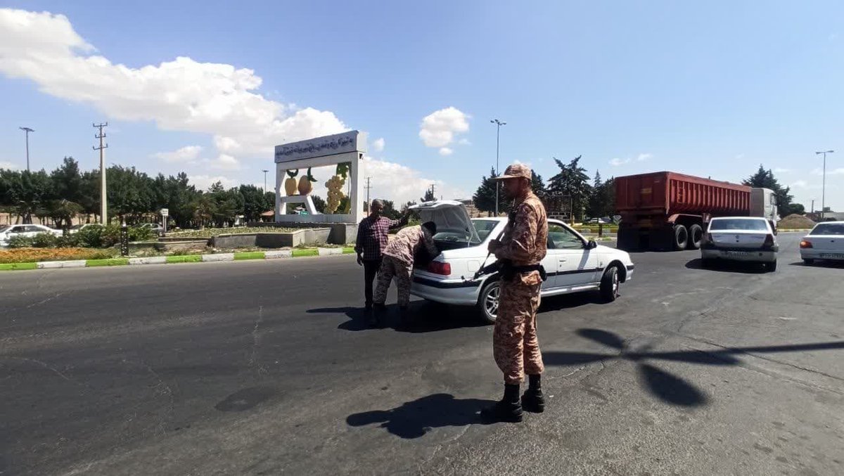 در تمام حادثه ها بسیجی در صف اول است بیم از دست دادن جانش را هم ندارد،
در جنگ دوازده روزه هم حضور بسیجیان در ایست و بازرسی ها به چشم می خورد امنیت کشور را مدیون رشادت سربازان مخلص امام زمان هستیم.
#بسیج_مردم
#پایکار_مردم