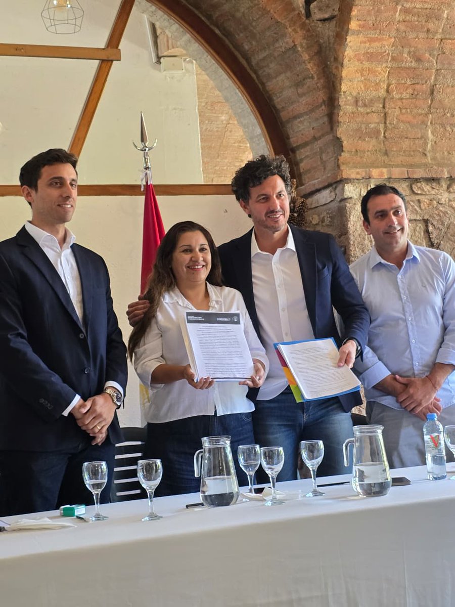 MinSPcba's tweet photo. 💰La obra cuenta con un presupuesto oficial de $1.369 millones y tiene como objetivo optimizar el funcionamiento del sistema existente mediante la readecuación y finalización de instalaciones básicas, la ejecución de obras civiles complementarias y la mejora integral en los procesos de tratamiento y conducción de efluentes.

👥El acto de apertura se desarrolló en La Cumbrecita y contó con la presencia de @JChicala, Subsec. de Infraestructura de Saneamiento; Federico Alessandri, Legislador Provincial; Gabriel López, Director de Obras Públicas y Privadas La Cumbrecita; Silvana María Torres, Presidenta de la Comuna de La Cumbrecita; además de invitados y oferentes.

4️⃣ En total, 4 empresas presentaron sus propuestas para llevar adelante los trabajos.
