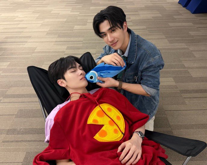 S_u_r_PS's tweet image. พี่เลี้ยงน้องอ๋อออ เจ้าความสดใสของคุณแม่

  🖤🤍 🐯🐶🤟

PERTHSANTA HOMEROOM LYT 

#LoveYouTeacherSeriesQ8
#LoveYouTeacherSeries 
#PerthSanta #เพิร์ธแซนต้า
#PerthTanapon #Santapp