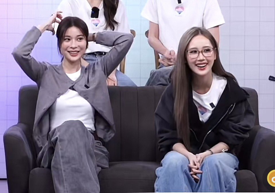 wlwagenda's tweet image. crying they gave them a couch but they&apos;re sitting five feet apart 😭😭😭

#WeTVxLoveDesignFinalEPLIVE