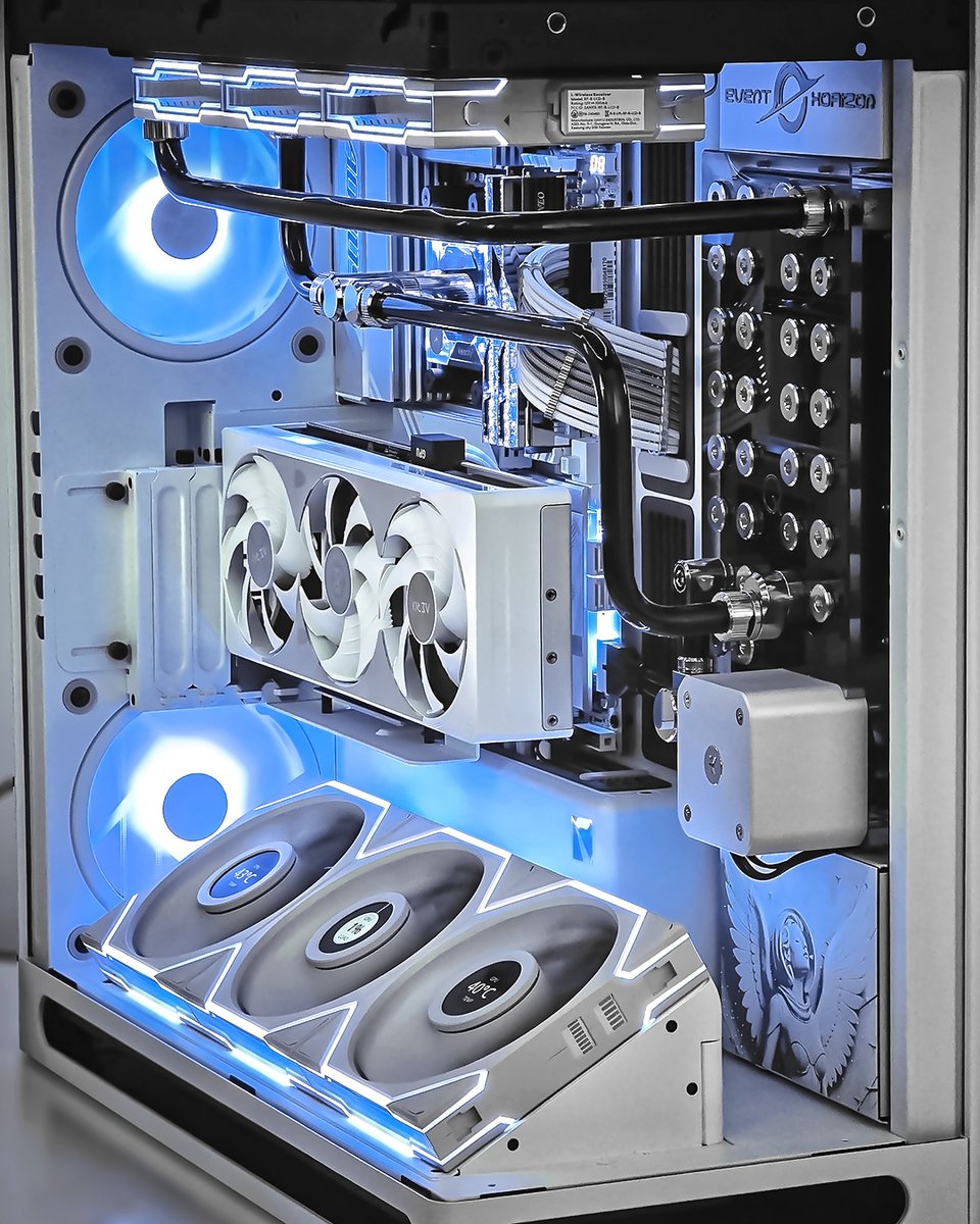 GIGABYTE_DE's tweet image. GIGABYTE AORUS AERO AI TOP GAMING POWER 😎

🔥 Specs :
GIGABYTE RTX 5080 AERO OC SFF 16G
GIGABYTE X870E AORUS PRO ICE

Dank an 💘🛠📸🎥💻: @ extreme_pc_building_community @ aorus_uk

#GIGABYTE #AORUS  #pcbuild #pcmr #pcgaming #gamer #gaming #casemod