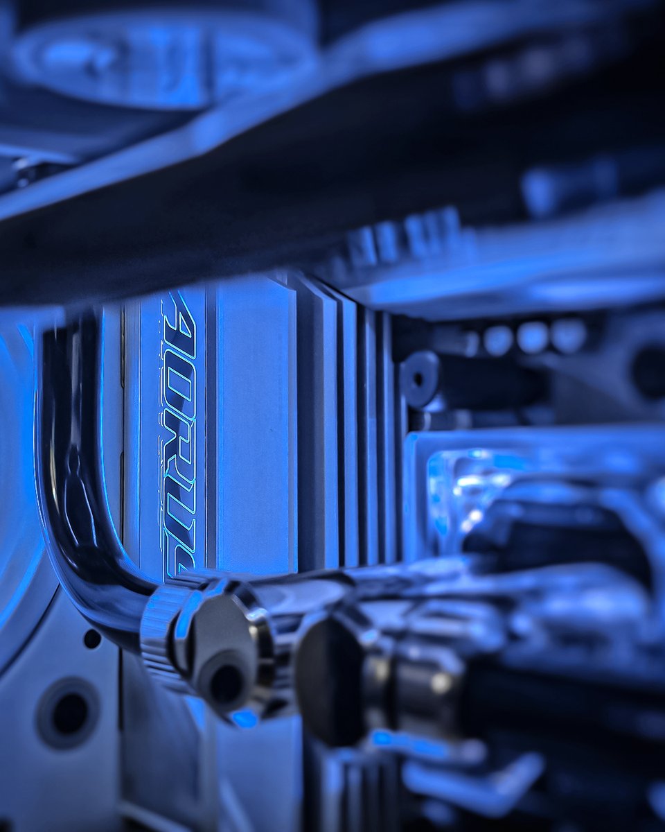 GIGABYTE_DE's tweet image. GIGABYTE AORUS AERO AI TOP GAMING POWER 😎

🔥 Specs :
GIGABYTE RTX 5080 AERO OC SFF 16G
GIGABYTE X870E AORUS PRO ICE

Dank an 💘🛠📸🎥💻: @ extreme_pc_building_community @ aorus_uk

#GIGABYTE #AORUS  #pcbuild #pcmr #pcgaming #gamer #gaming #casemod