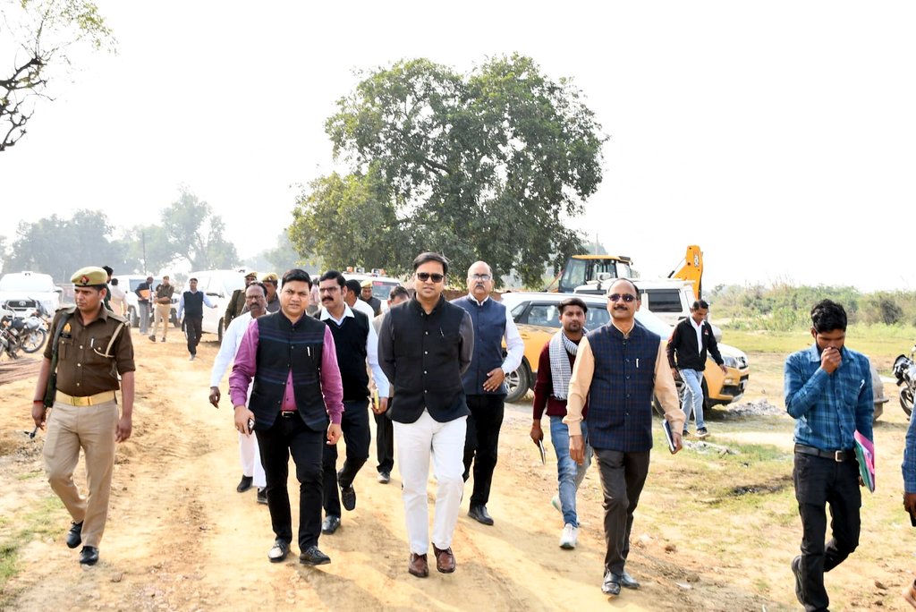 dm_firozabad's tweet image. जिलाधिकारी @RameshRanjanIAS ने पुलखड़ीत, विकासखण्ड एका में ₹25 करोड़ की लागत से बनाए जा रहे मुख्यमंत्री मॉडल कंपोजिट विद्यालय का निरीक्षण किया एवं संबंधित अधिकारियों को शत-प्रतिशत योगदान देने के निर्देश दिए। @CMOfficeUP @UPGovt @ChiefSecyUP @InfoDeptUP