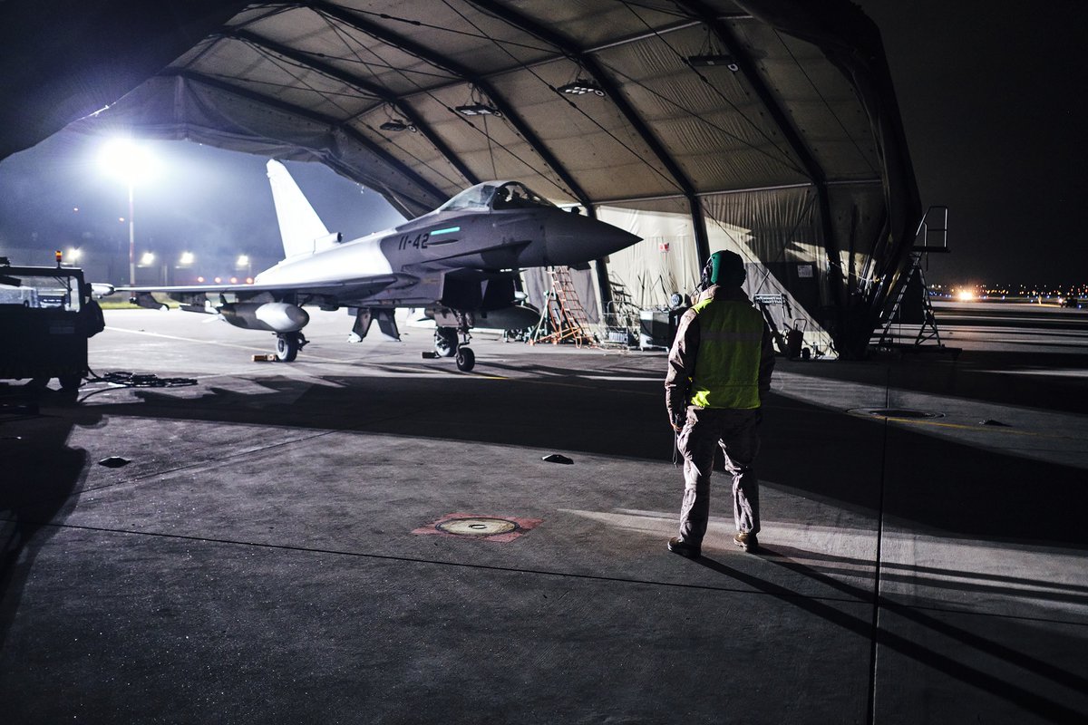 EMADmde's tweet image. Activación de dos cazas ‘Eurofighter’ y un A400M del Destacamento Aerotáctico ‘Vilkas’, #DATVilkas, en la operación Centinela Oriental. 
Desde su base en Šiauliai, en Lituania, la patrulla aérea vigiló una posible amenaza de incursión sobre Polonia. 
#MOPS @NATO @EjercitoAire