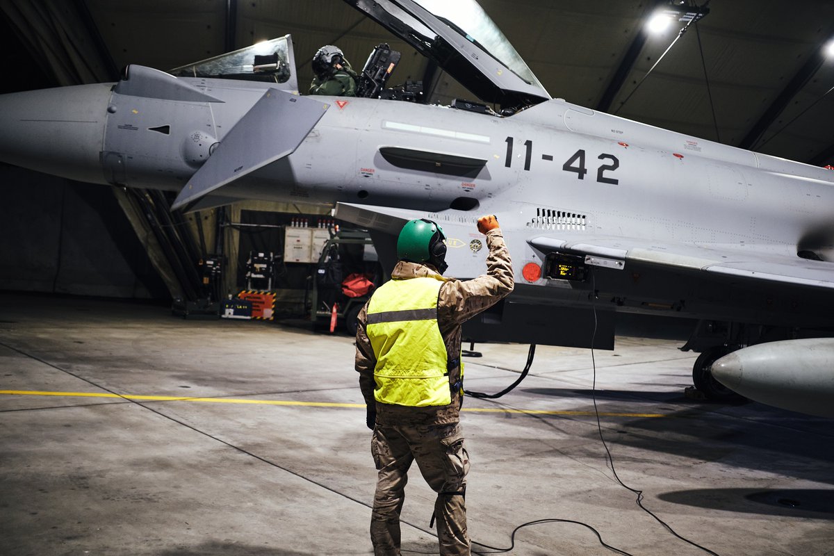 EMADmde's tweet image. Activación de dos cazas ‘Eurofighter’ y un A400M del Destacamento Aerotáctico ‘Vilkas’, #DATVilkas, en la operación Centinela Oriental. 
Desde su base en Šiauliai, en Lituania, la patrulla aérea vigiló una posible amenaza de incursión sobre Polonia. 
#MOPS @NATO @EjercitoAire